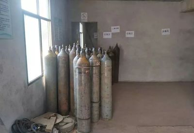 133個壓縮氣瓶藏身居民樓？！氣瓶放置不當，等于炸彈！——聚焦氟制冷劑批發(fā)亂象與安全警示